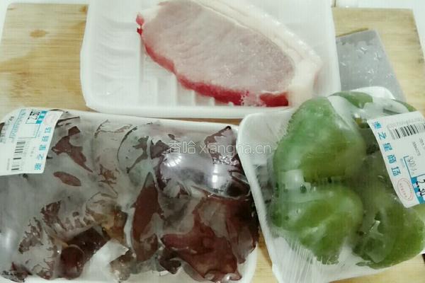 甜椒木耳炒肉的做法图解1