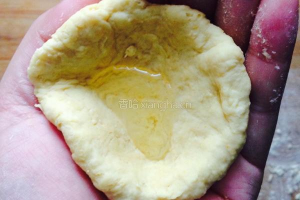鸡蛋灌饼加肠的做法图解3