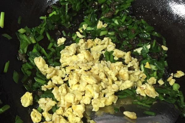 韭菜木耳鸡蛋馅饼的做法图解3