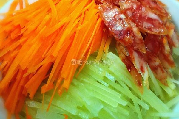 腊肠炒双丝(莴笋和胡萝卜)的做法图解1