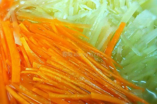 腊肠炒双丝(莴笋和胡萝卜)的做法图解2