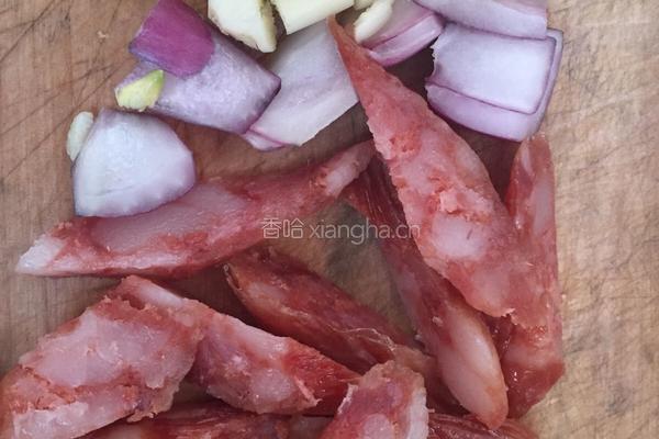 荷兰豆炒腊肠的做法图解2