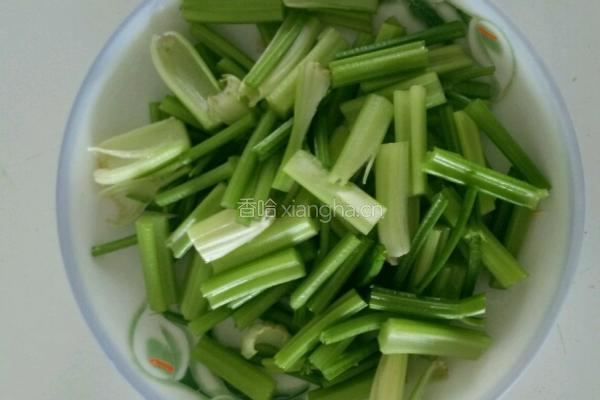 土豆爆芹菜的做法图解1