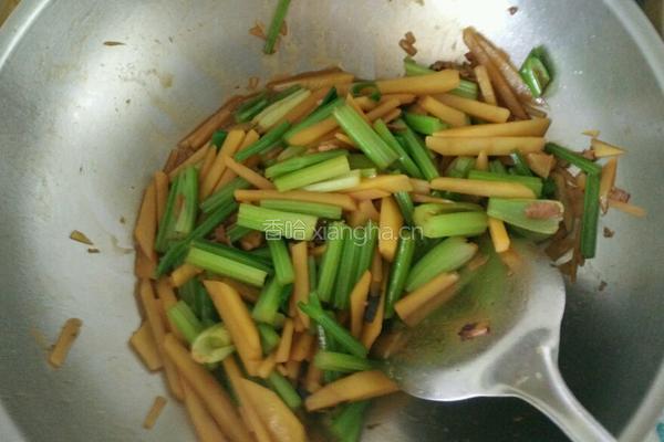 土豆爆芹菜的做法图解4