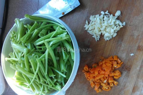 酸辣空心菜杆的做法图解1