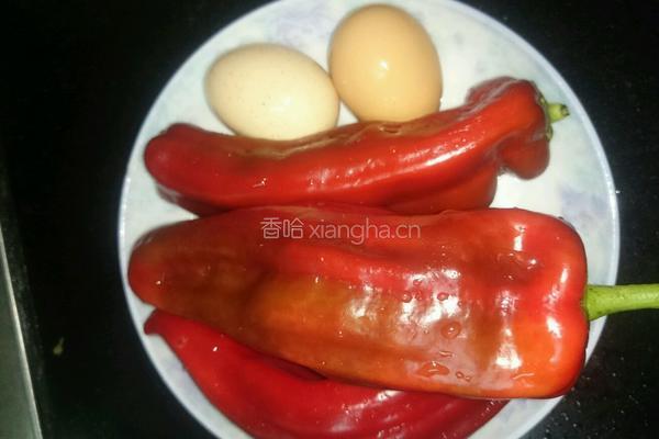 红辣椒炒鸡蛋的做法图解1