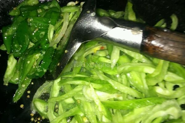 苦瓜炒辣椒的做法图解3