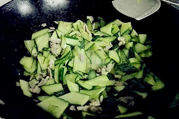 青瓜炒肉的做法图解5