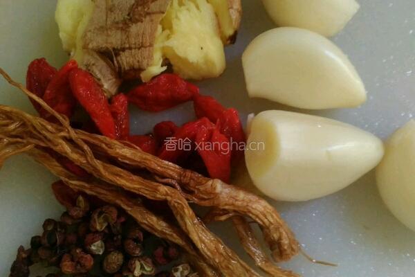 西红柿玉米排骨汤的做法图解3