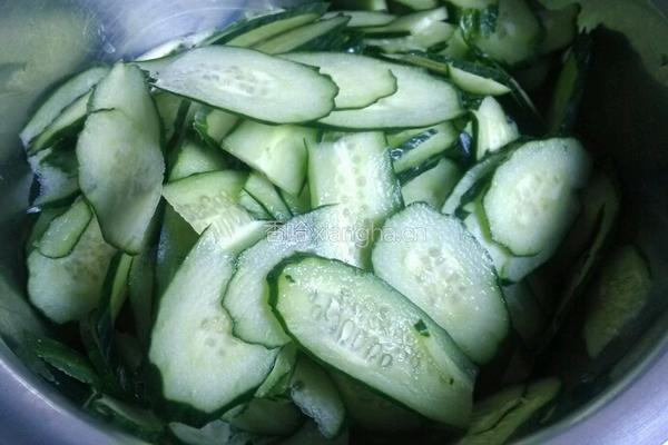 黄瓜肉片的做法图解1