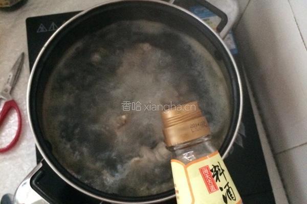 玉米花生炖猪骨的做法图解3