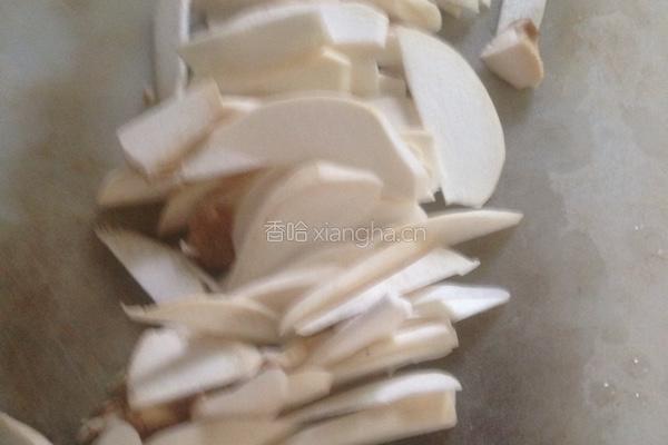 杏鲍菇炒肉的做法图解1