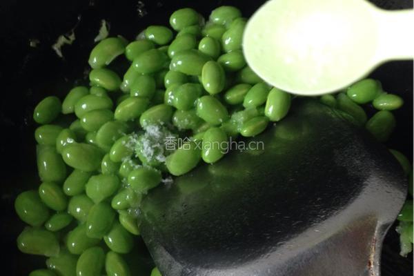 南瓜炒毛豆的做法图解3