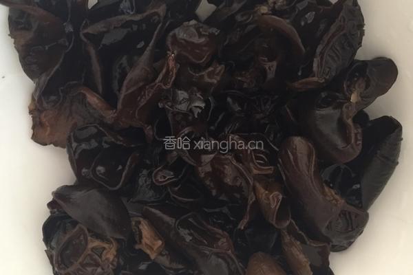 黑木耳蛋清汤的做法图解1