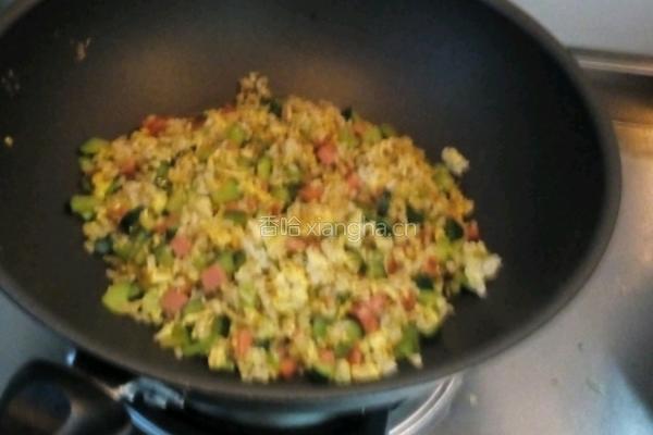 黄瓜火腿蛋炒饭的做法图解5