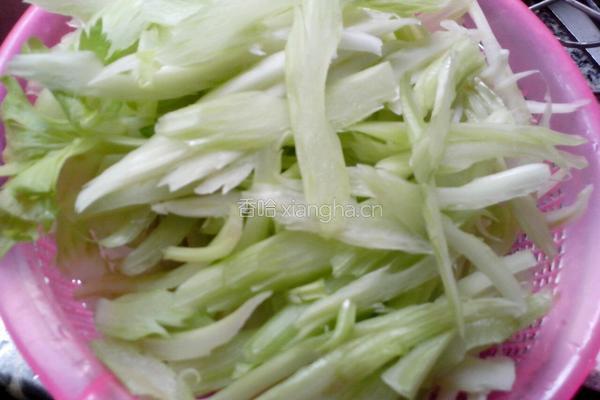 西芹炒肉的做法图解2