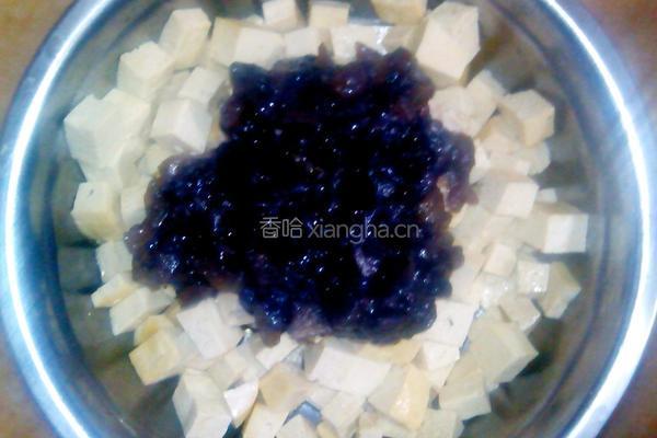 凉拌果酱豆腐的做法图解3