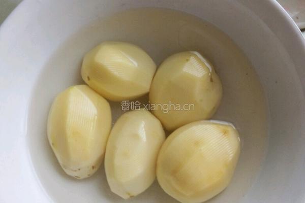 土豆焖饭的做法图解1