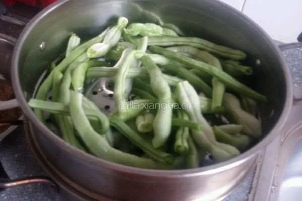 豆角羊肉饺子的做法图解2