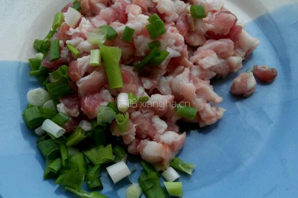 肉丁酸菜黄豆芽的做法图解1