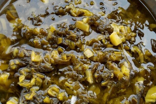 肉丁酸菜黄豆芽的做法图解3