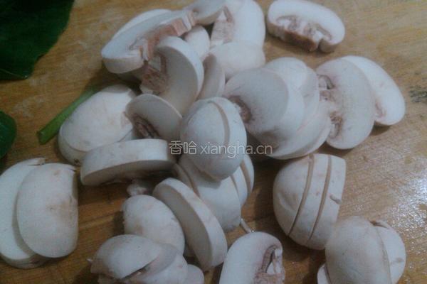 鲜菇扒蟹柳的做法图解3