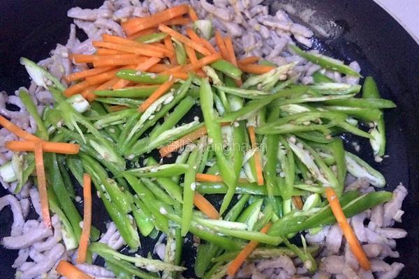 青椒炒肉丝的做法图解5