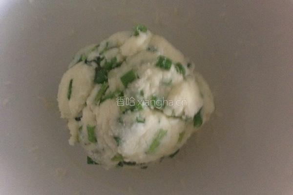 葱香酥苏打饼干的做法图解2