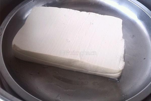 皮蛋拌豆腐的做法图解1