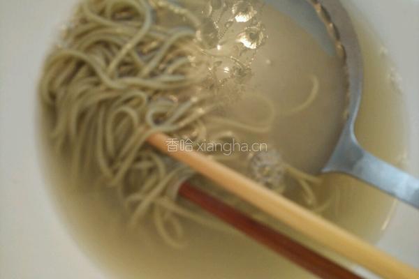 鱼子酱牛排凉面的做法图解2