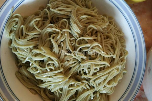 鱼子酱牛排凉面的做法图解3