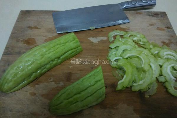 苦瓜炒蛋的做法图解1