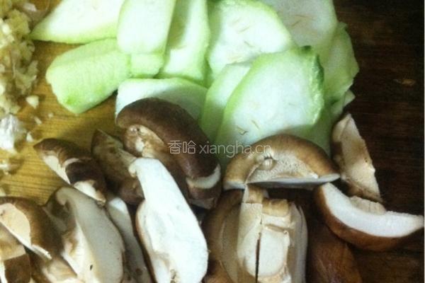 木耳炒丝瓜的做法图解1