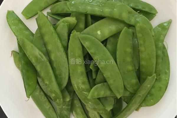土猪肉炒荷兰豆的做法图解1