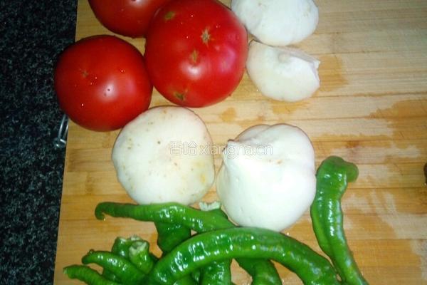 青椒凉薯炒新疆熏马肉的做法图解1