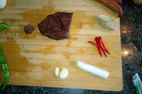 青椒凉薯炒新疆熏马肉的做法图解2