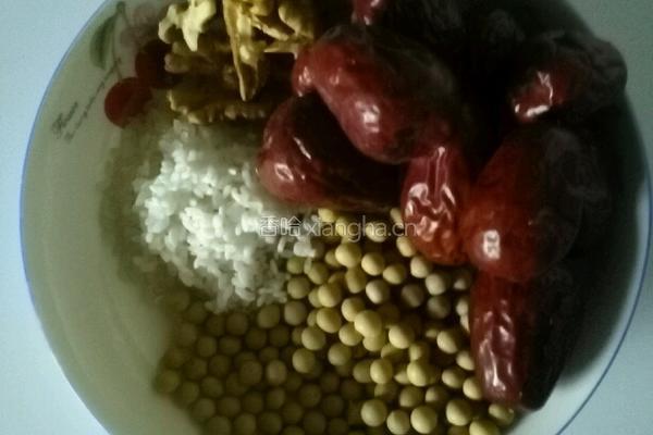 核桃红枣豆浆的做法图解1