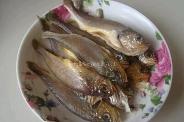 胡椒小黄鱼的做法图解1