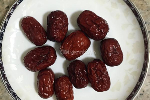 银耳苹果牛奶甜品的做法图解2