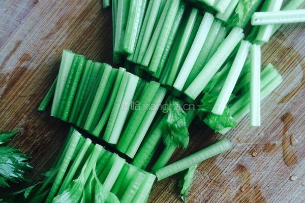 芹菜炒肉的做法图解1