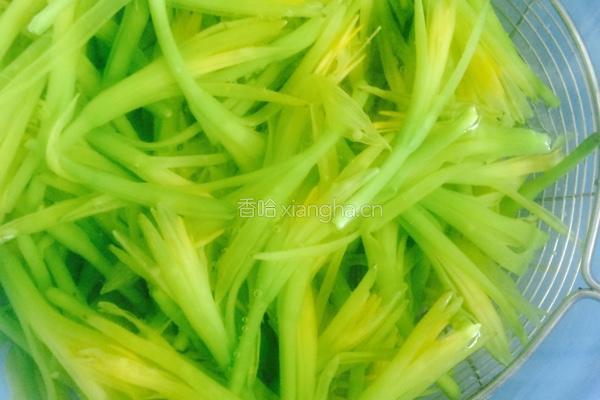 凉拌黄花菜的做法图解3