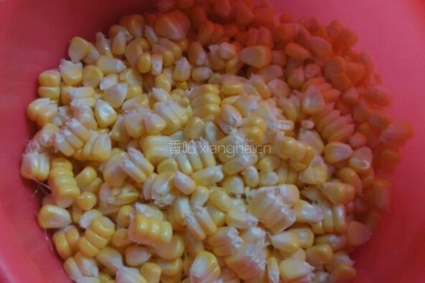 红萝卜玉米饼的做法图解2