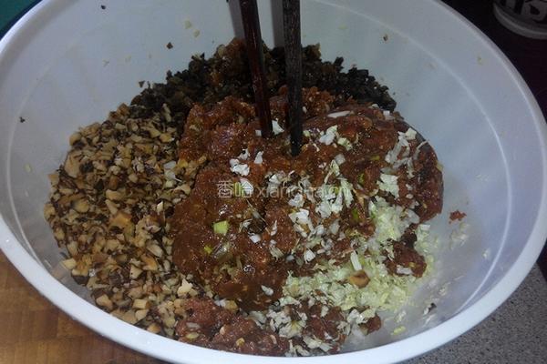 白菜虾仁香菇馄饨的做法图解3
