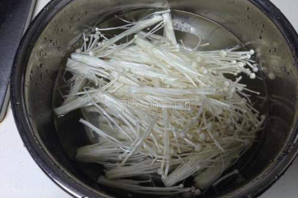 金针菇炒鸡蛋的做法图解2