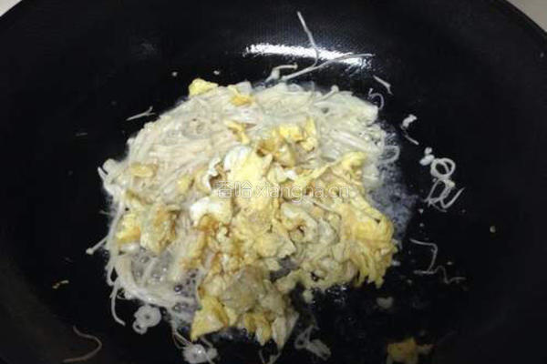 金针菇炒鸡蛋的做法图解6