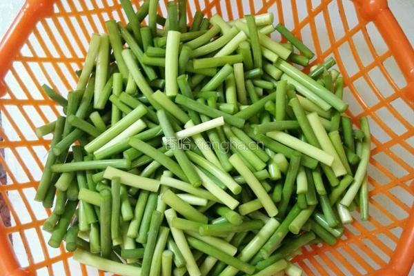 蒜薹炒肉肠的做法图解1