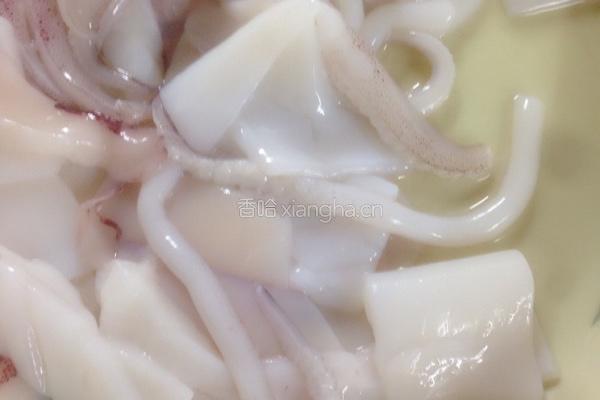 青瓜炒鱿鱼的做法图解2