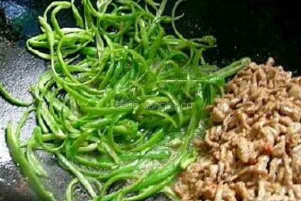 青椒炒肉丝的做法图解2