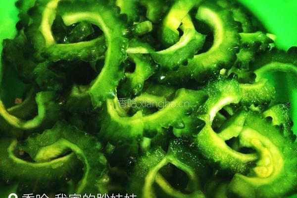 豆腐鸡蛋炒苦瓜的做法图解2