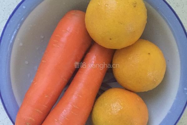 胡萝卜柳橙汁的做法图解1